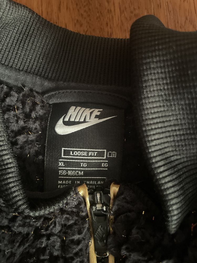 Яке Nike черно със блестящи нишки