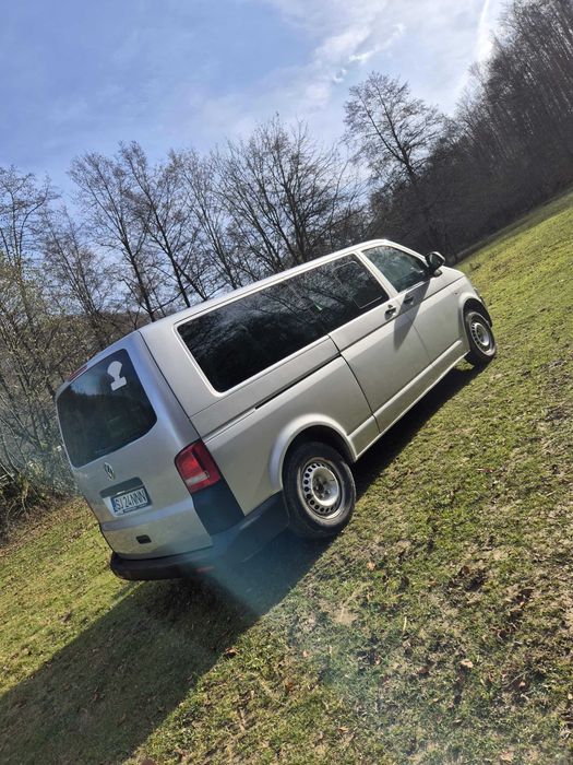 Vând dubă 8+1 locuri T5 Caravelle, an 2011-model lung