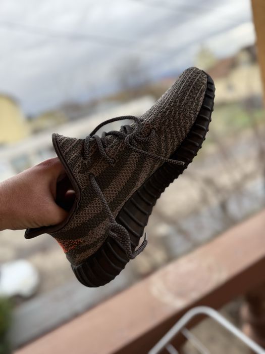 Yeezy 350V2 Carbon Beluga marimea 39