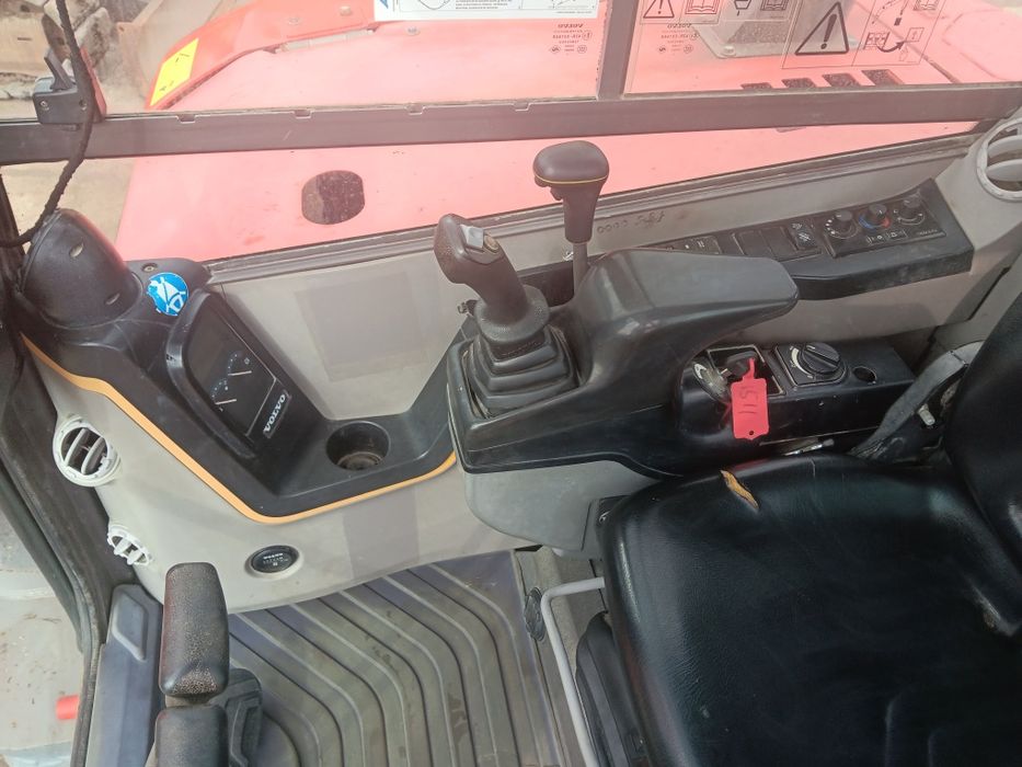 Vând excavator volvo ECR88D