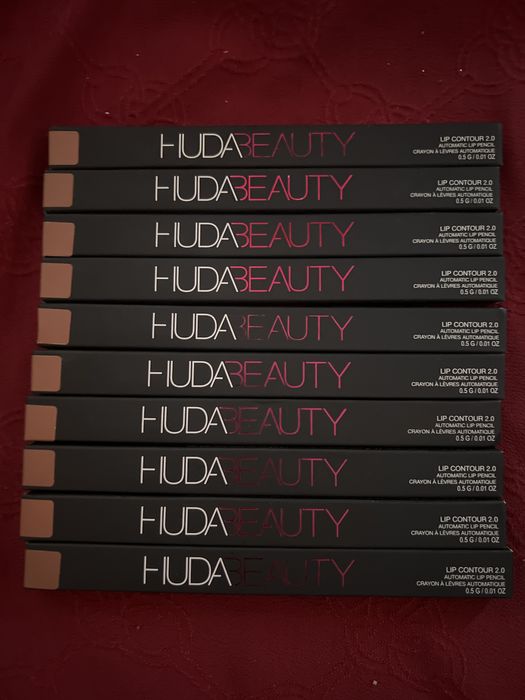 Creion de buze Huda Beauty