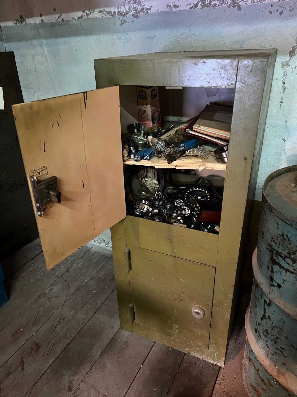 металический шкаф сейф