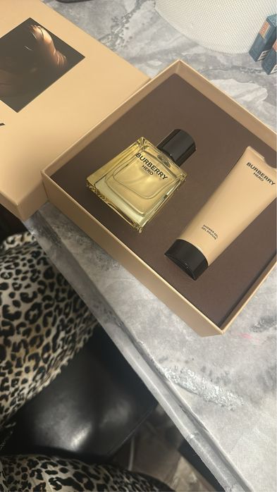 Parfum burberry hero cu gel de dus 250 lei