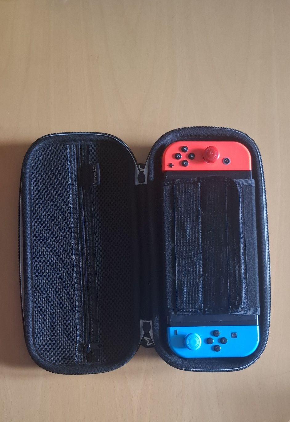 Nintendo Switch + допълнителни аксесоари и игри.