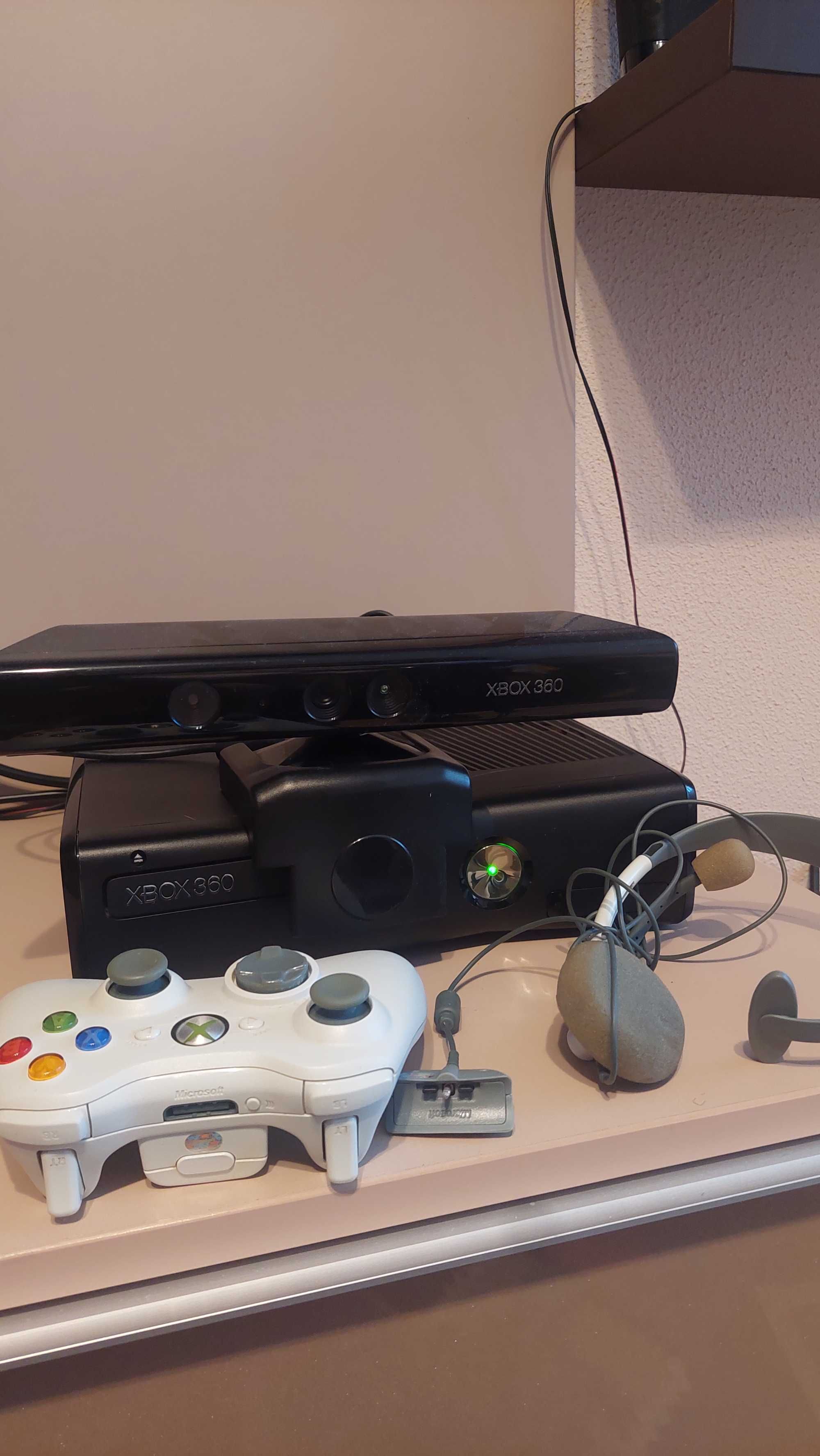 Vand xbox360 cu o manșă un kinect si casca cu microfon