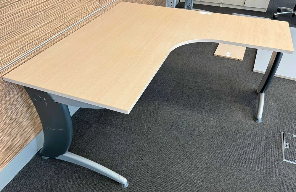 10 buc Birou de colt cu picioare metalice si blat 160x160/120 cm; Masa