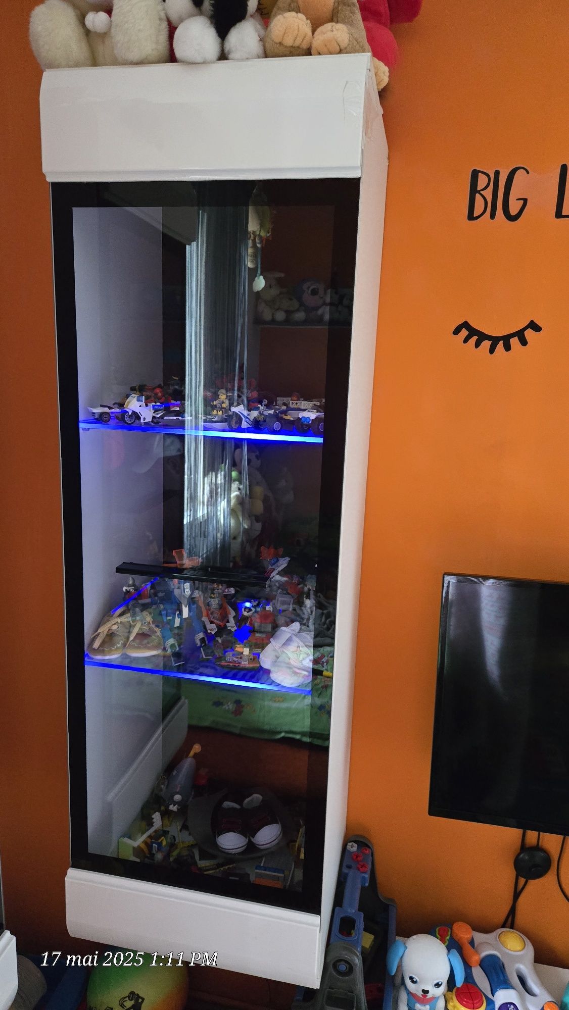 Moblila living alba cu lumini