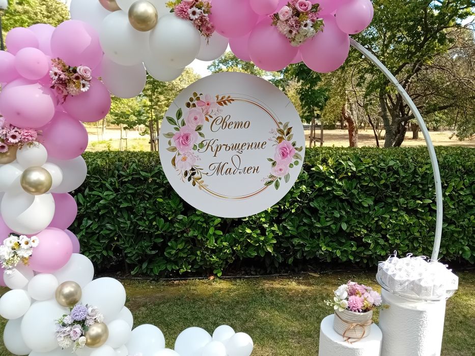 Украса арка с балони и цветя