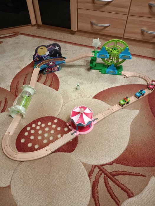 Лунапарк с дървени релси