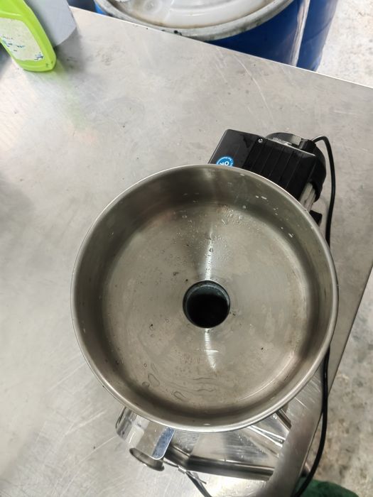 Винтова машина за домати