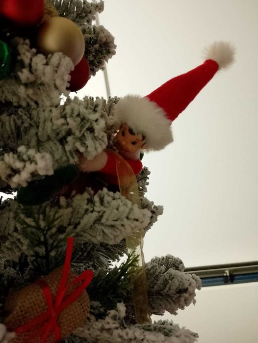 Brad artificial de Craciun impodobit