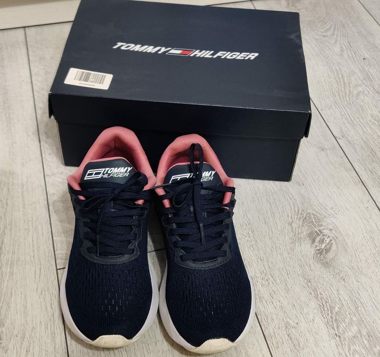 Adidași/ încălțări sport de damă, Tommy Hilfiger. Ușori și confortabil