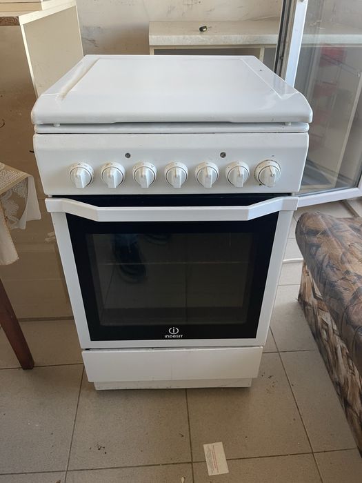 Печка с фурна-Индезит