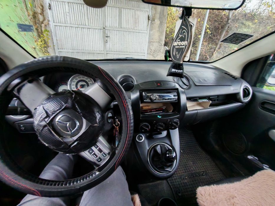 Продавам Мазда 2 1.4i