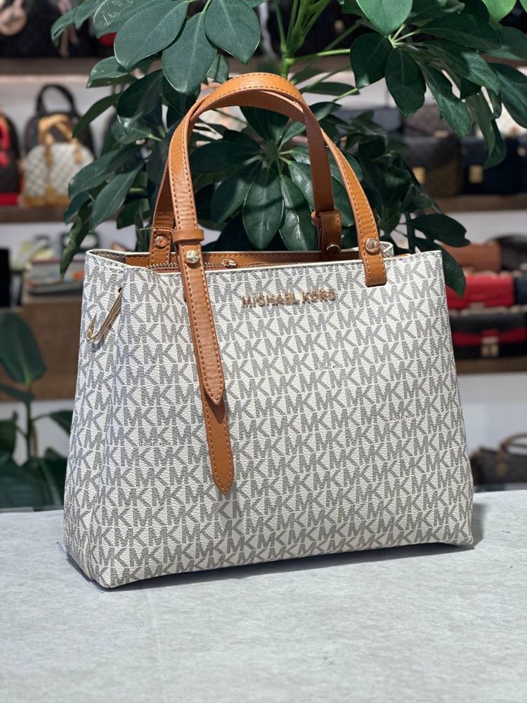 Geanta Michael Kors Noua !!! Dimensiuni 28/23 !!!