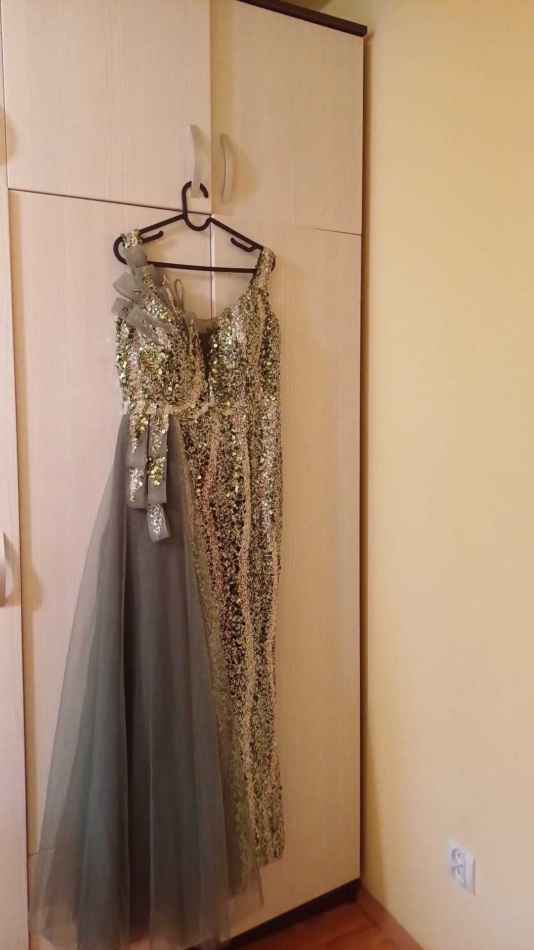 Vand rochie ocazie eleganta, verde smarald cu paiete argintii
