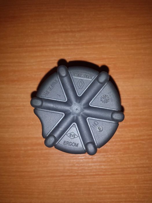 Продавам нов оригинален пепелник с капаче за Renault Megane, Clio