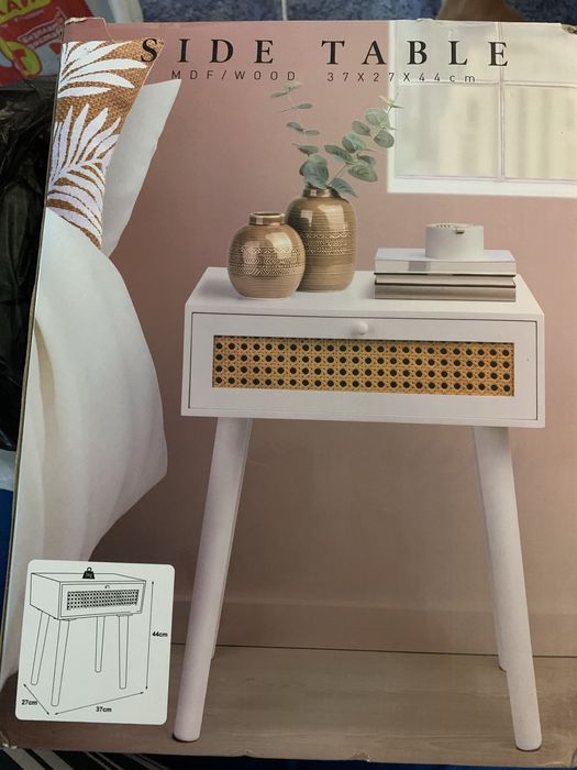 Бели нощни шкафчета