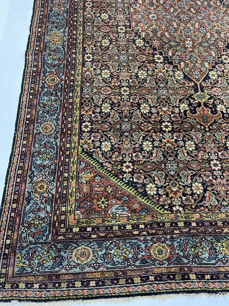 Стар копринен килим