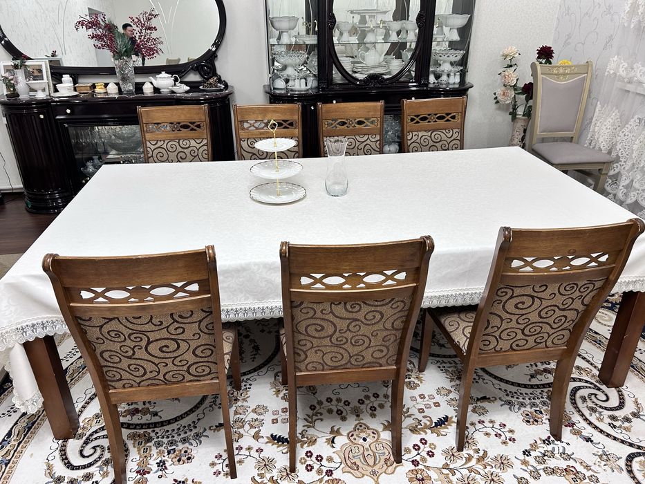 Гостиный стол со стульями