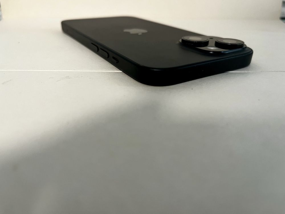 iPhone 15  93 % батерия