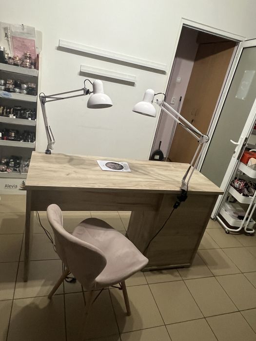 Birou de manichiura cu aspirator incorporat