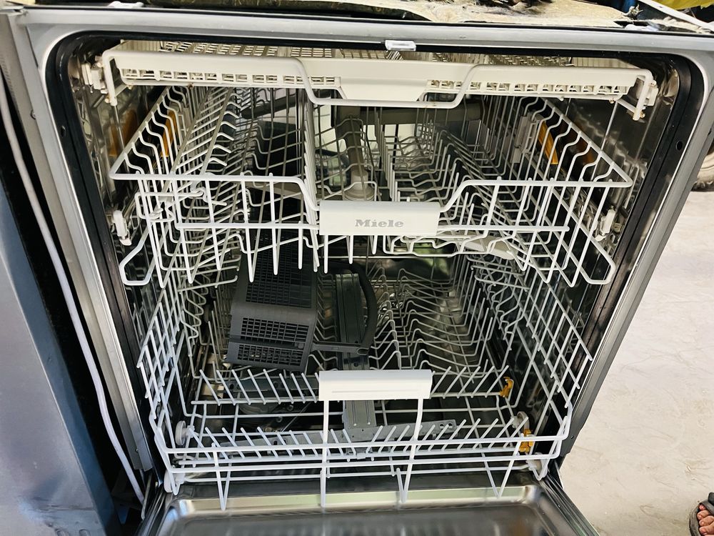 Съдомиялна Miele за полувграждане inox 14 комплекта