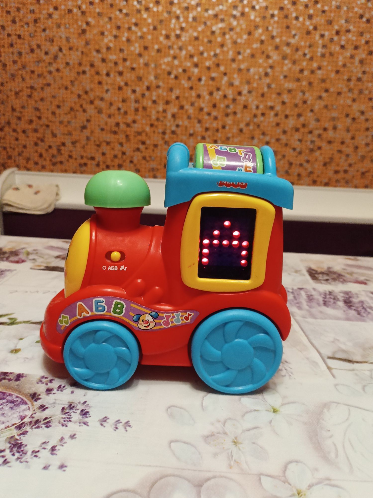 Паровозик Fisher Price.