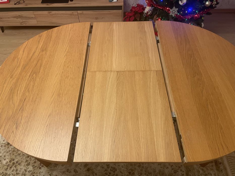 Masa rotunda extensibila din lemn. IKEA