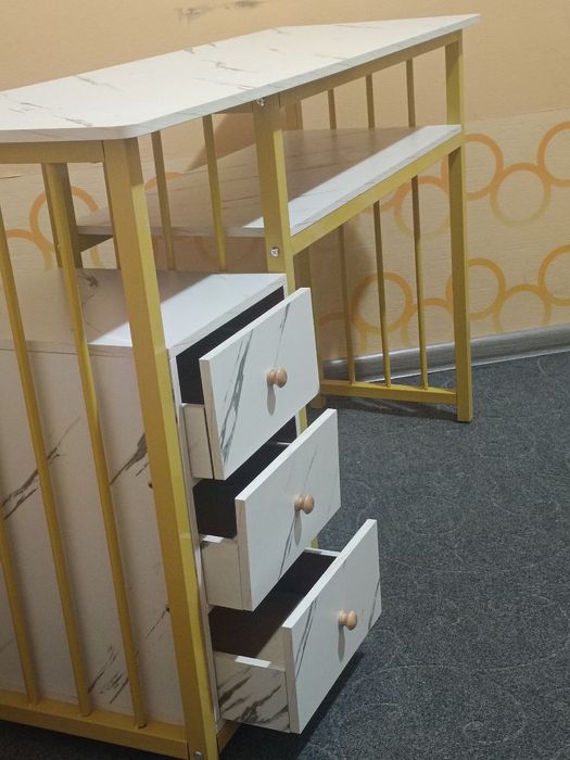 Стол для макияжа