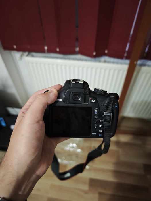 Canon EOS 1200D cu obiectiv