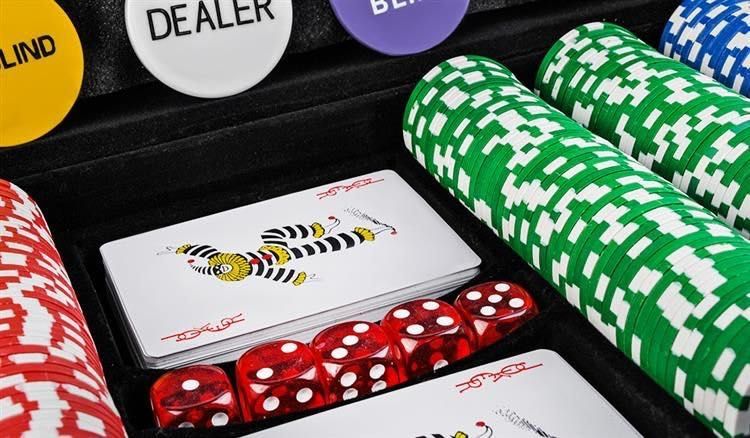Set Poker Deluxe  500 Jetoane, Servieta, 2 Pachete Carti si 5 Zaruri
