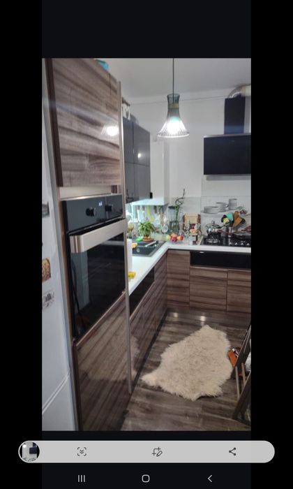 Hota cu display rabatabil din sticla neagra