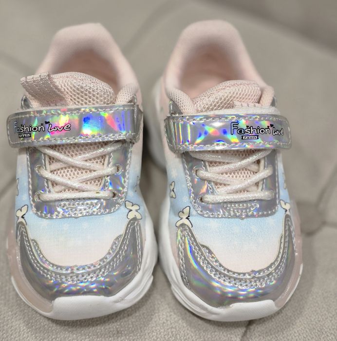 Продам кроссовки на девочку!