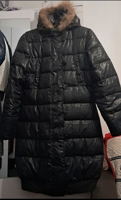 Geacă lungå , Benetton pe etichetă scrie că e 44 dar vine la un 38/40