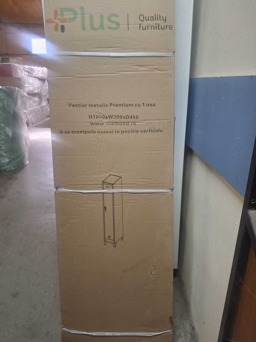 Vestiar metalic cu picioare