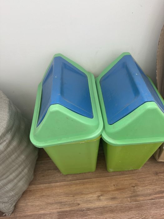 Два мусорных бака