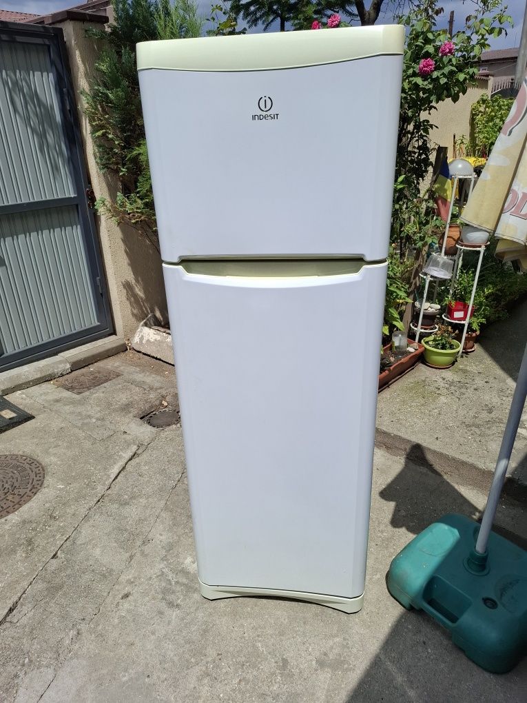 Vând frigider Indesit