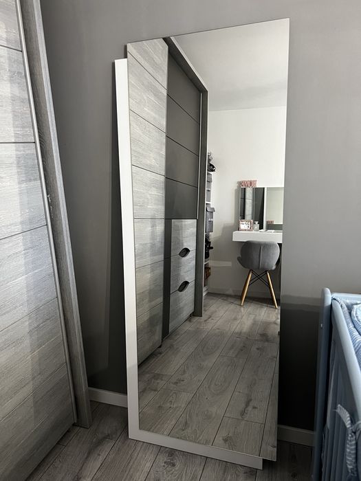 Oglinda cu rama alba