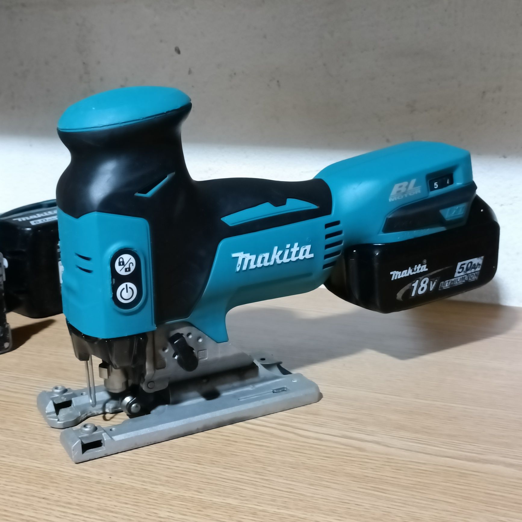 Ferastrau pendular Makita DJV181