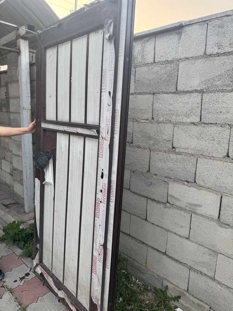 Продаеться пластиковая дверь абсолютно навая срочнопо цене ниже рынка