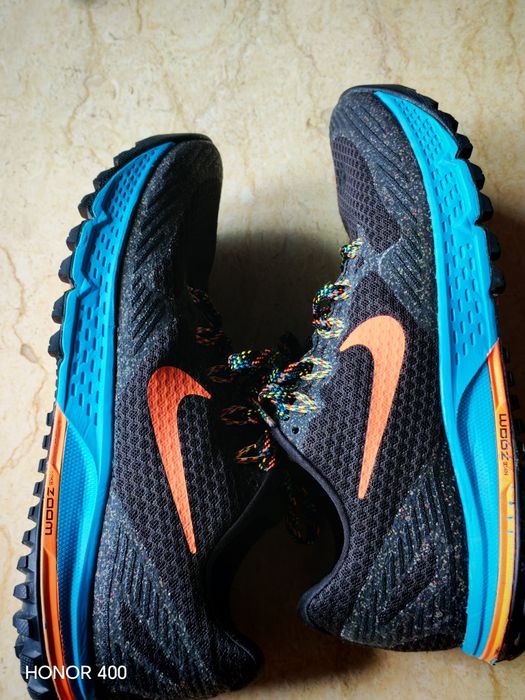 Adidași Nike negri