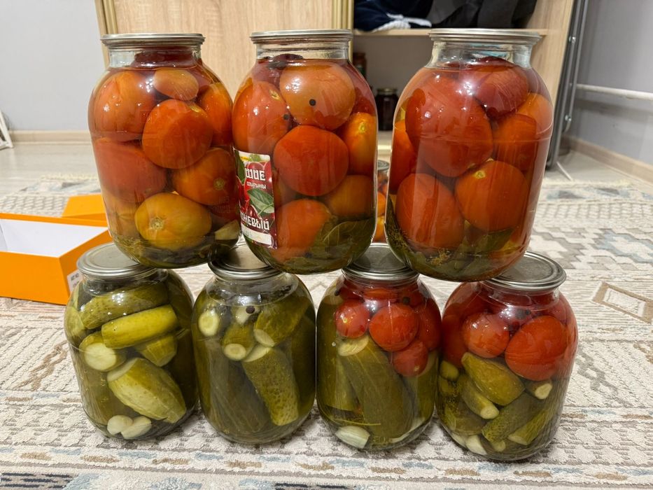 Соленные помидоры и огурцы