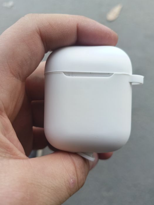 Наушники air pods 2 поколения с чехлом.