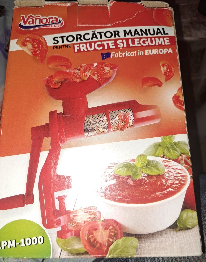 Vând storcător manual de fructe și legume