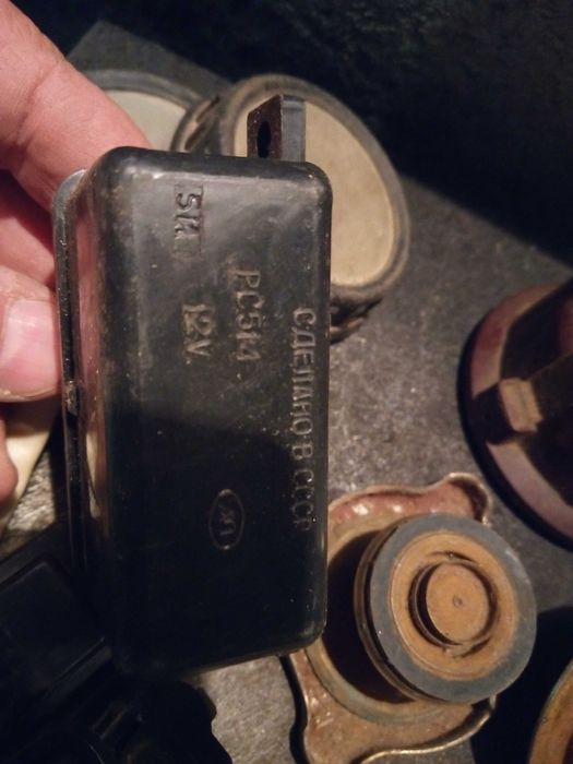 Стари Руски части за автомобили.