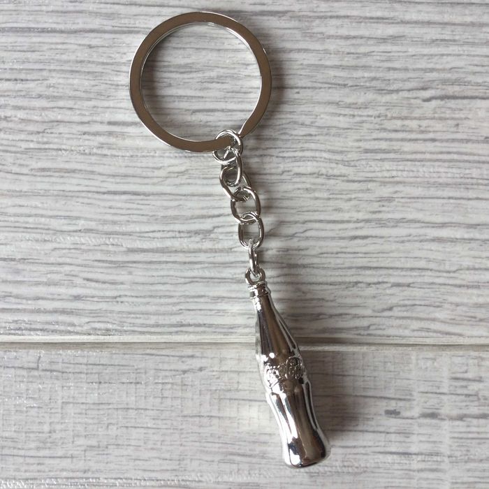 НОВ 100 % оригинален метален ключодържател на Coca Cola / Кока Кола