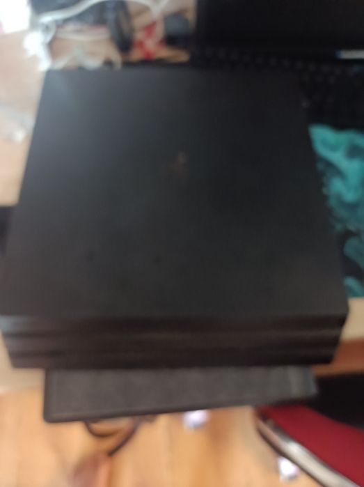 Vând PS4 pro in stare buna