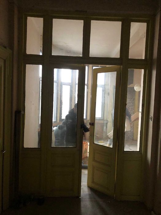 Usi originale,cu toc imbracat din lemn masiv-vechime 115 ani