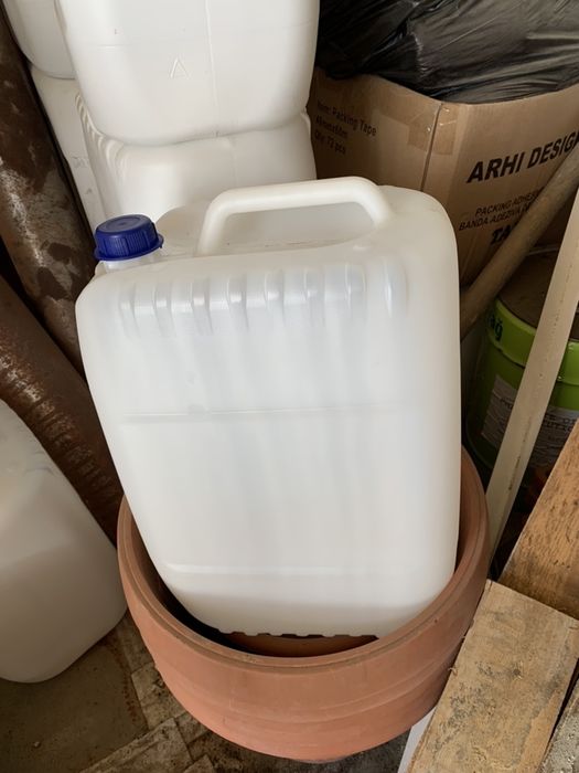 Vand bidoane 20 litri. In ele a fost ulei farmaceutic